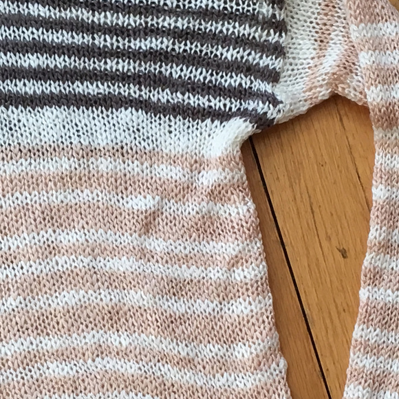 Stylish Long Sleeve V -Neck Brand New - Picture 3 of 3